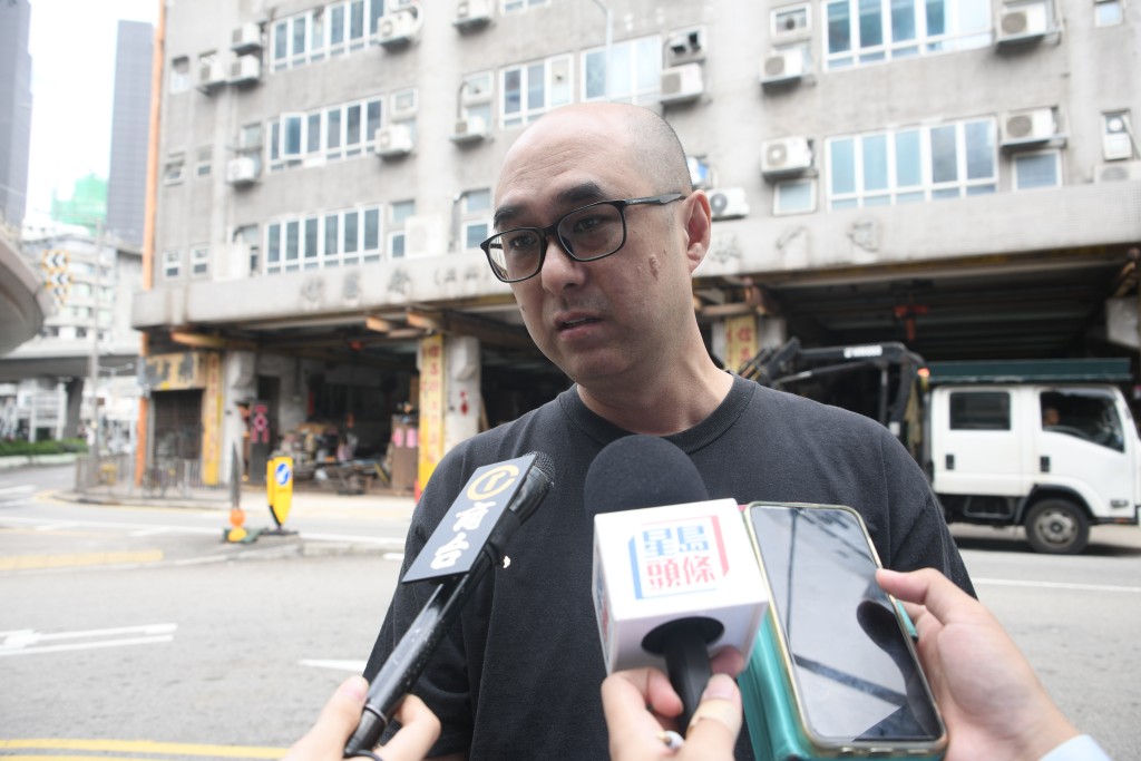周先生希望「香港人加油」,願遇難者安息,家屬得安慰。 周先生希望「香港人加油」,願遇難者安息,家屬得安慰。