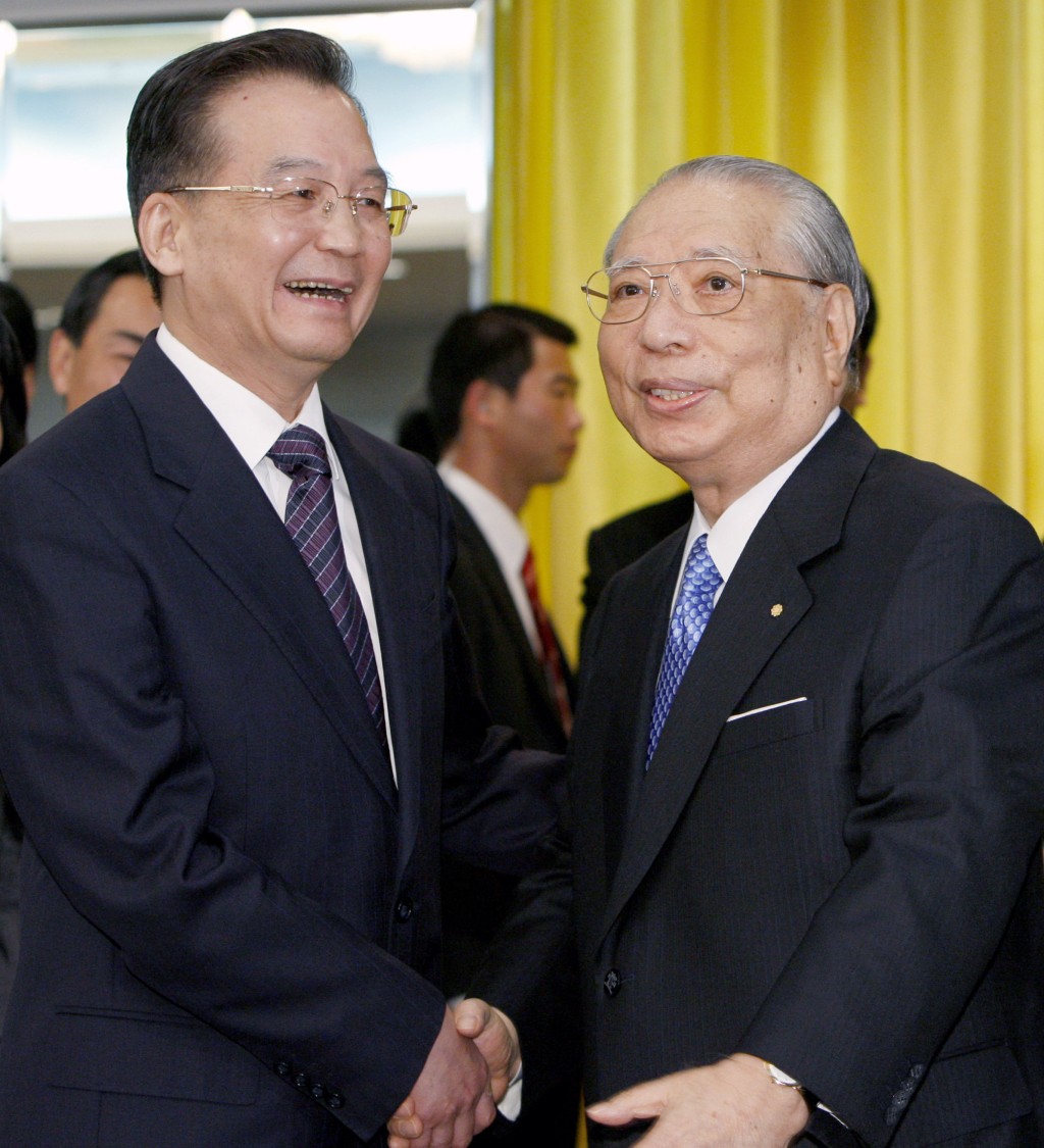  2007年，时任总理温家宝访日期间与池田大作会面。美联社