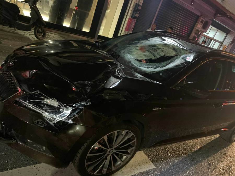 車頭擋風玻璃凹陷。網上圖片