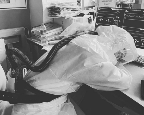 醫生上載倦極趴在桌上休息的黑白相。IG