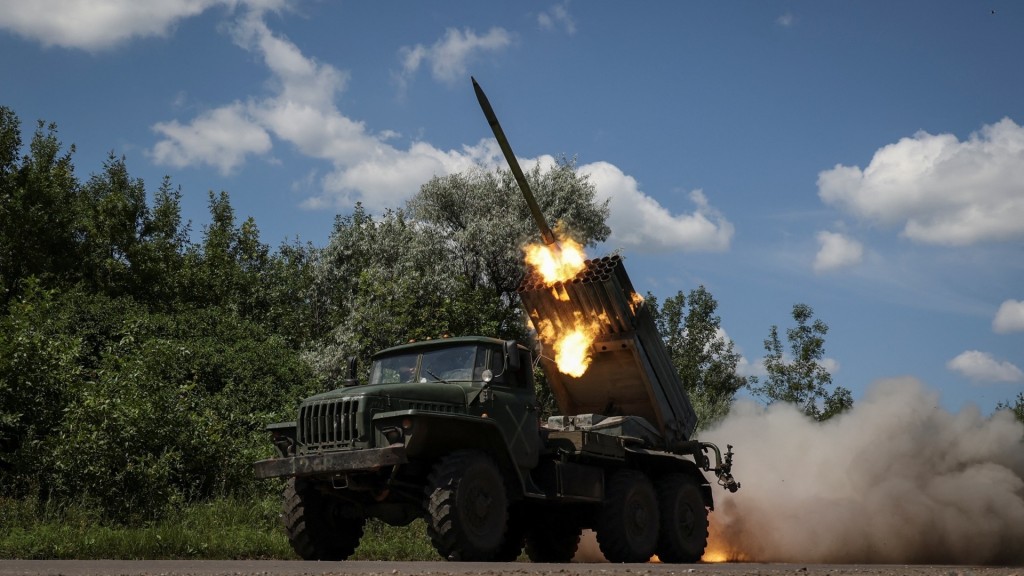 乌军在乌克兰顿涅茨克地区阿夫迪夫卡镇附近，向前线的俄军发射BM-21 「冰雹」火箭炮。 路透社