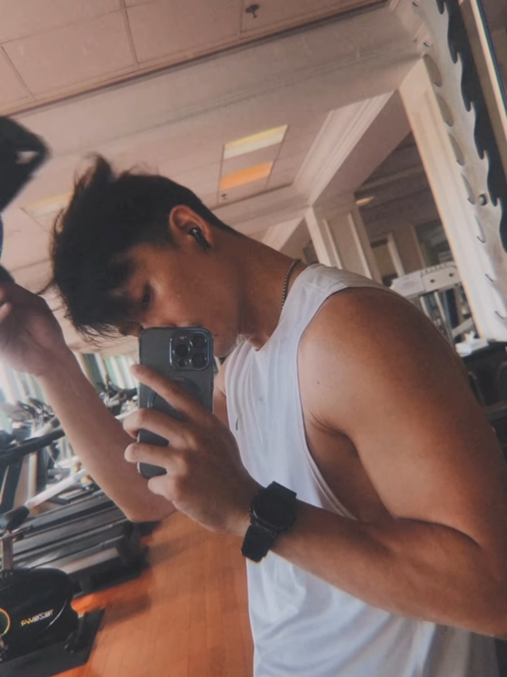 周志康努力操fit。 周志康努力操fit。