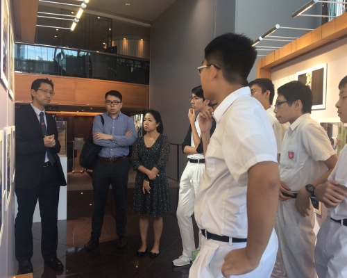 戴永釗（左）與同學分享圖片背後的故事。