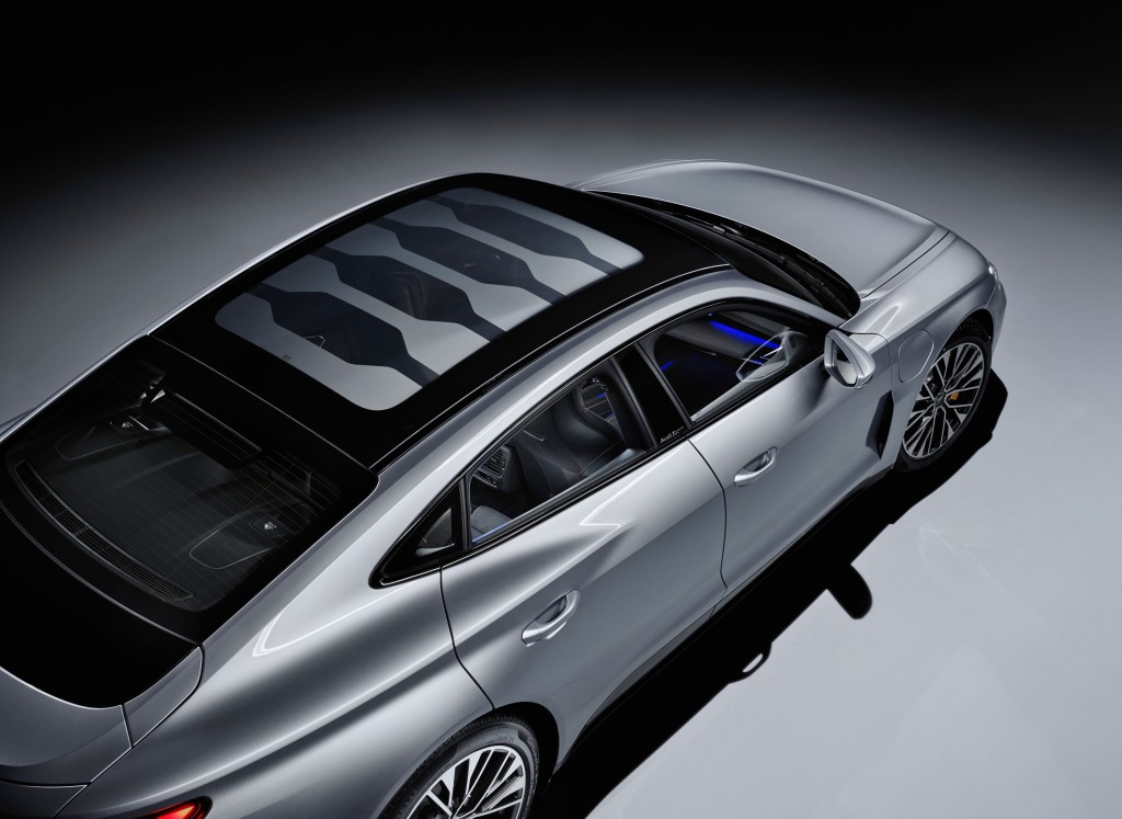 电动超跑Audi e-tron GT新版性能跃步，车顶也可配上碳纤饰件。