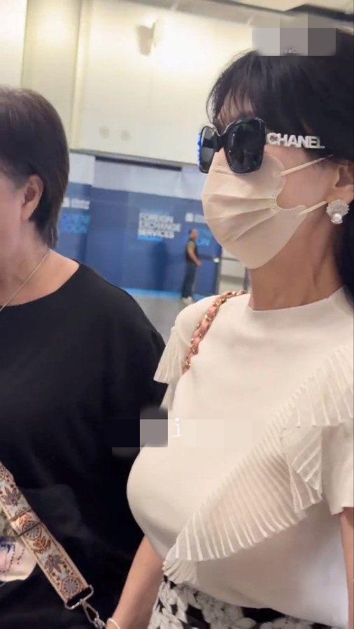 72歲趙雅芝戴上墨鏡依然星味十足,傲人好身材引發全網熱議。 72歲趙雅芝戴上墨鏡依然星味十足,傲人好身材引發全網熱議。