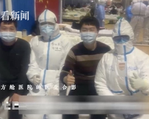 武汉男子治疗时与杨护士合照。网图