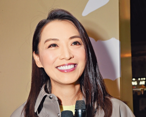 「準陳太」煒哥昨日出席活動時一直笑容滿面,更幸福大晒訂婚鑽戒。