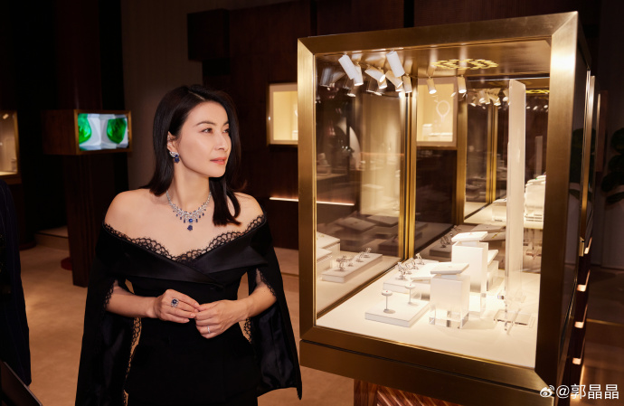郭晶晶上月到北京出席珠宝席，一身贵气打扮十分吸引。