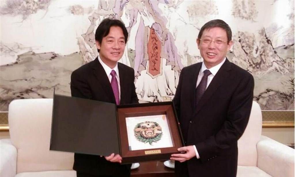 赖清德（左）2014年访问大陆，是首位造访大陆的台南市长，他与上海市长杨雄（右）的会面，具有历史定位。 中时新闻网