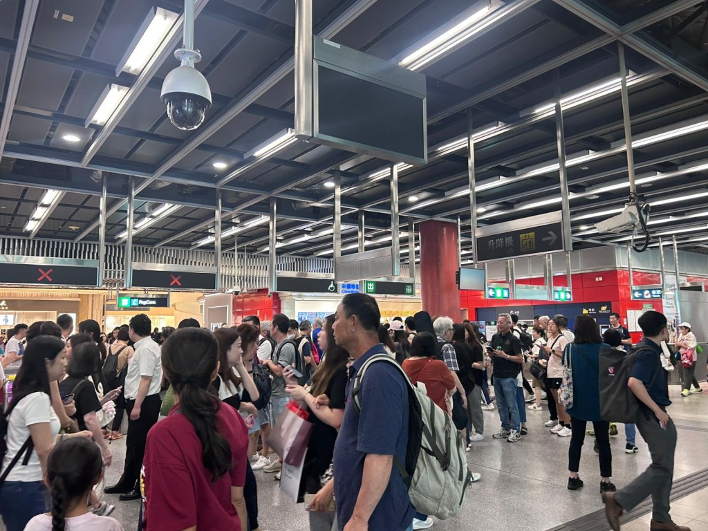有乘客準備出閘改乘其他交通工具,並在票務處排隊退票。讀者提供 有乘客準備出閘改乘其他交通工具,並在票務處排隊退票。讀者提供