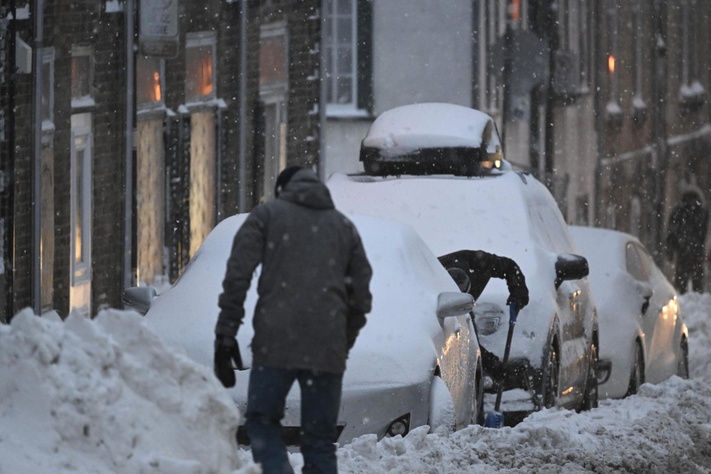魁北克市居民忙于清理积雪。AP