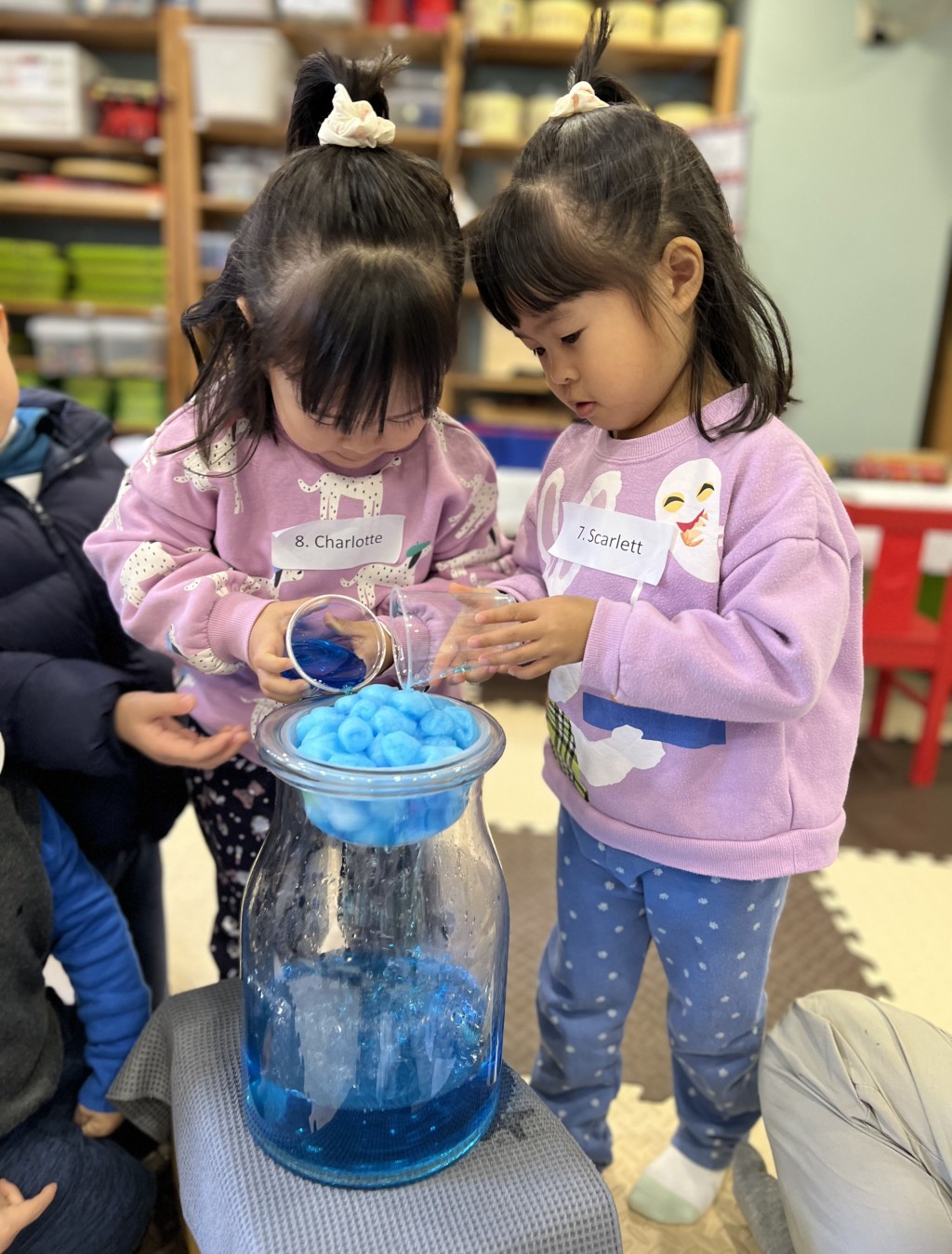 小朋友合作進行實驗,從玩樂中建立對科學的興趣與想像⼒。(圖片來源:受訪者提供) 小朋友合作進行實驗,從玩樂中建立對科學的興趣與想像⼒。(圖片來源:受訪者提供)