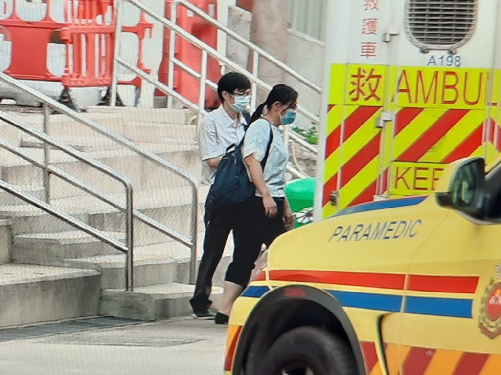 一男一女职员感到不适需由救护车送院。