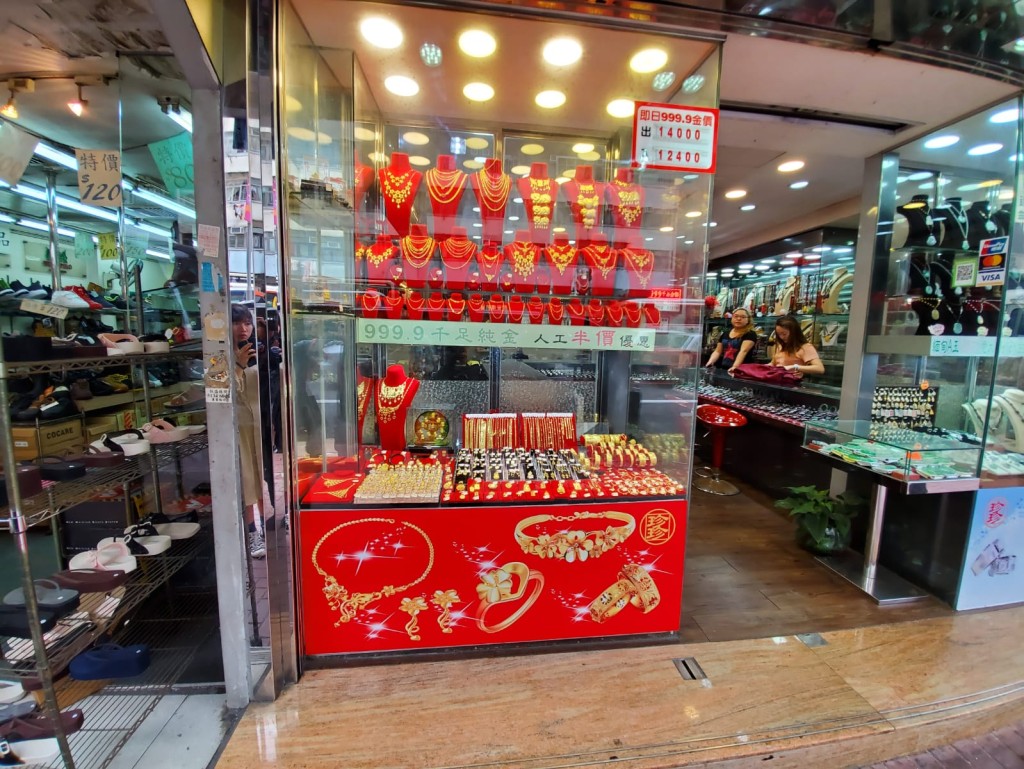 珠寶行今早繼續營業。 林思明攝