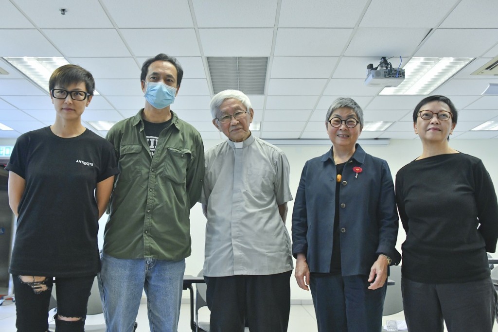 前「612人道支援基金」信託人許寶強(左二)。資料圖片