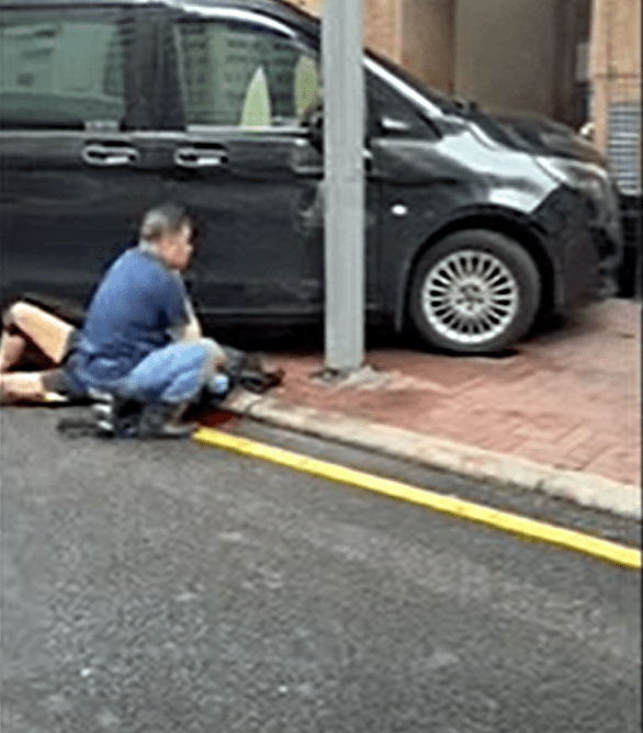 有途人被撞後倒地受傷。fb：突發馬路車cam大全