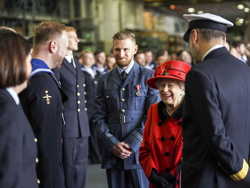 英女皇伊利沙伯二世專程登艦巡視送行。AP