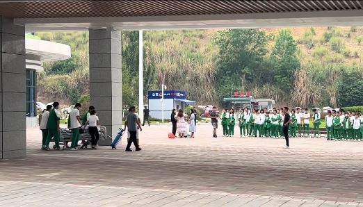 全體同學到醫院與任俊傑影畢業照。抖音@博哥 22