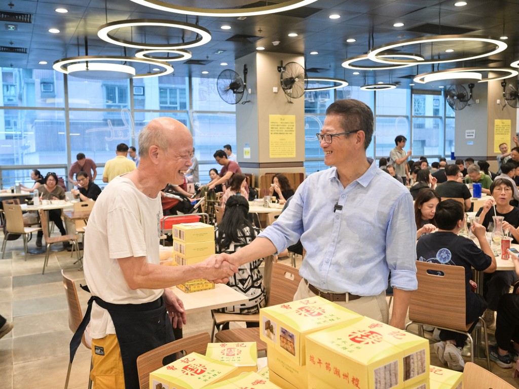 中秋前夕，陳茂波去到上環一家傳統粿品店購買傳統的潮州月餅。官方圖片