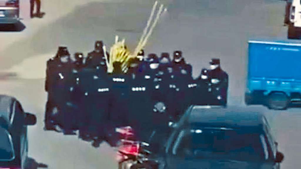 「南通城管當街搶老人甘蔗」的視頻流傳。