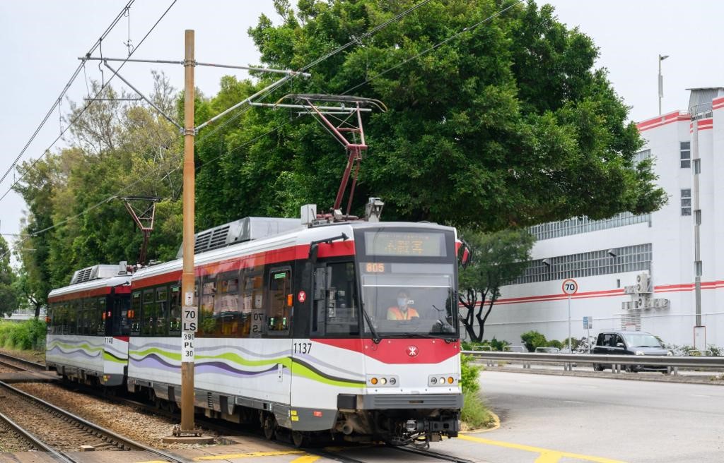 港鐵現正試驗在輕鐵車頂加裝監察系統。港鐵提供