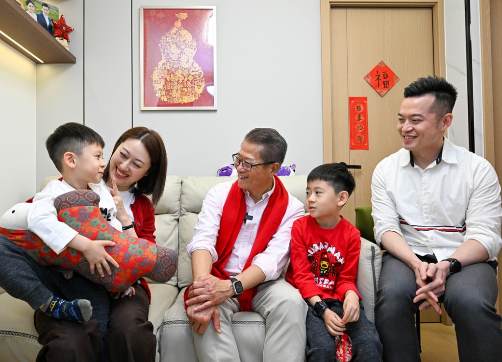 陳茂波昨天到堅尼地城先後探訪了兩個家庭，為他們送上新年祝賀。陳茂波網誌圖片