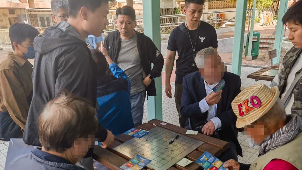 警青衣打擊街頭聚賭 拘4男全為長者