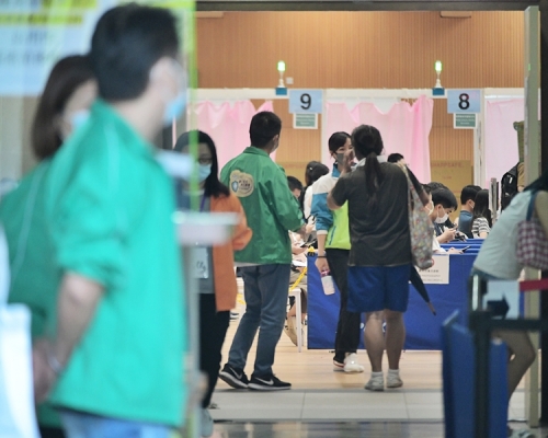 政府新冠疫苗接種計畫開展以來,本港已有逾半人口打針。資料圖片