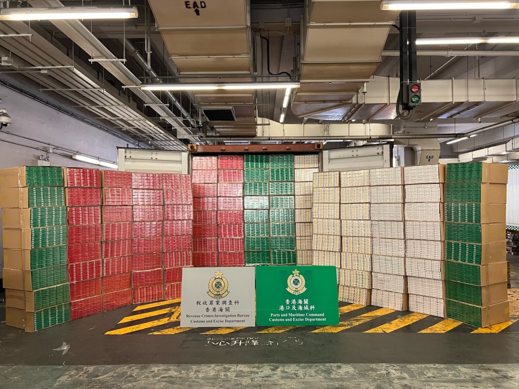 海關人員於貨櫃內檢獲大批懷疑私煙。政府新聞處圖片