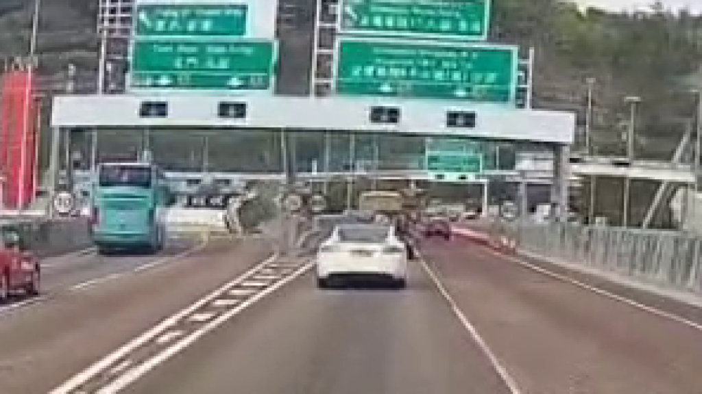 寶馬騰空打兩個觔斗，再重重墮地。網上片段