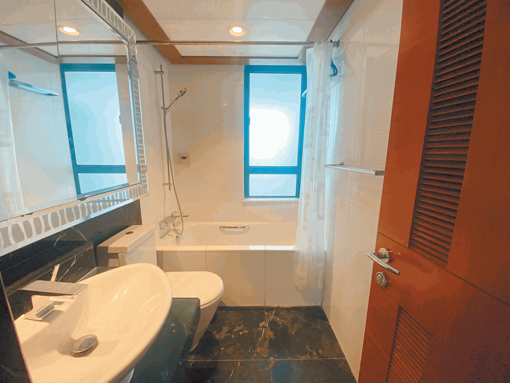 浴室為明廁，不用擔心潮濕問題。