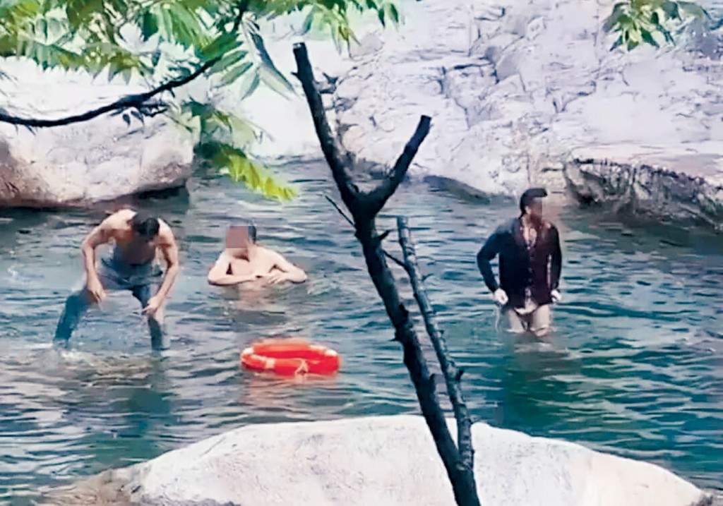 3名外籍男子在廬山戲水。