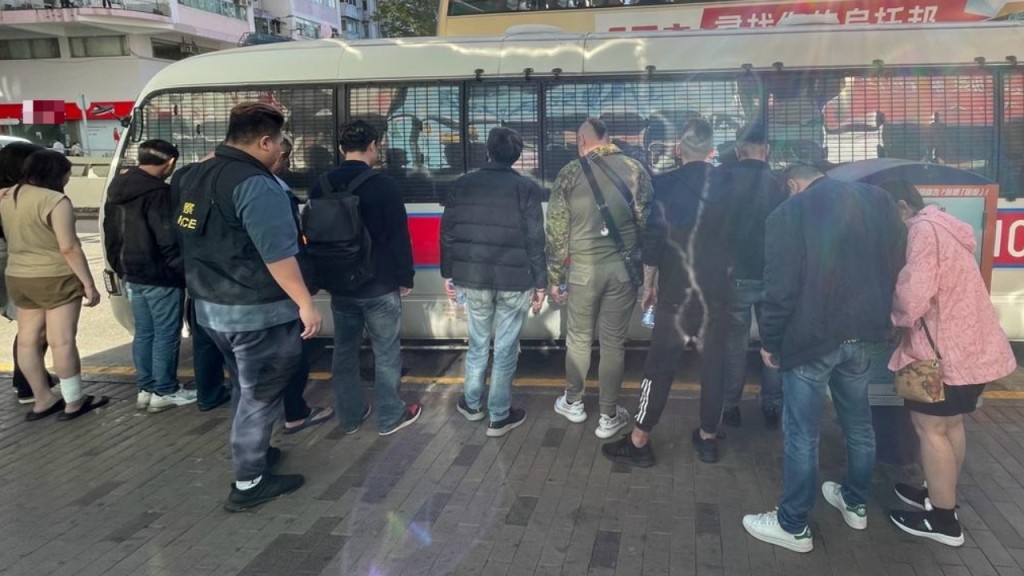 警破深水埗釣魚機賭檔 拘負責人及12賭客 5人為通緝犯。警方圖片