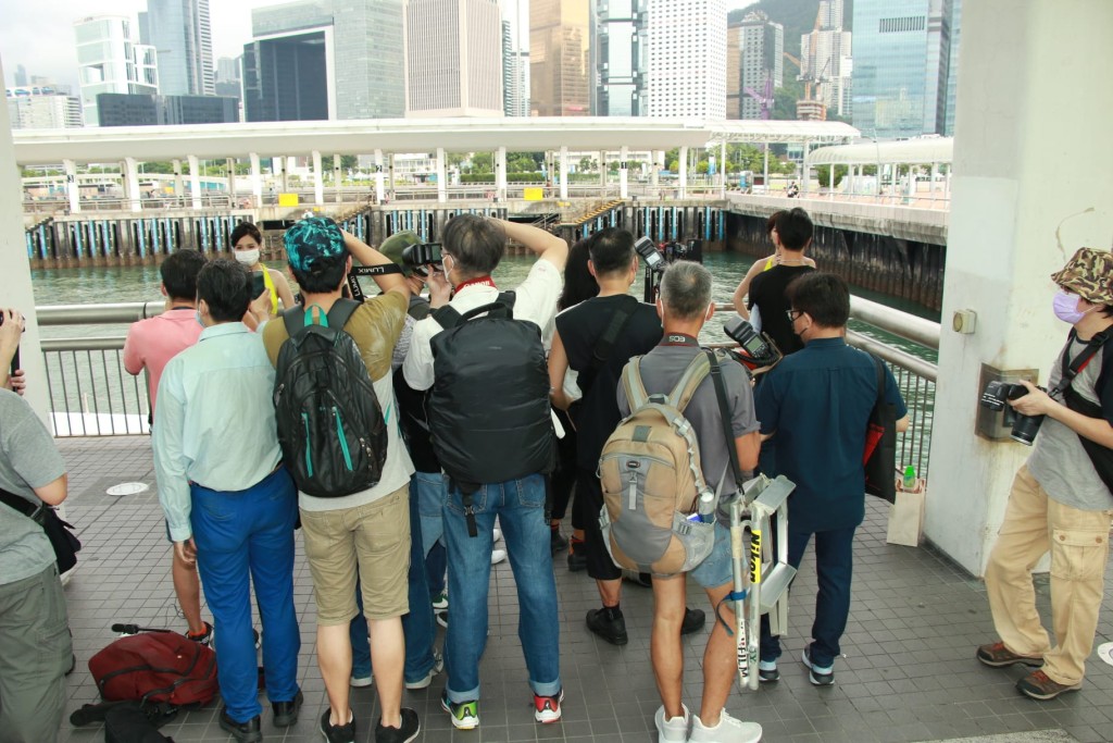 佳麗在碼頭受訪時，被不少途人圍觀拍照。