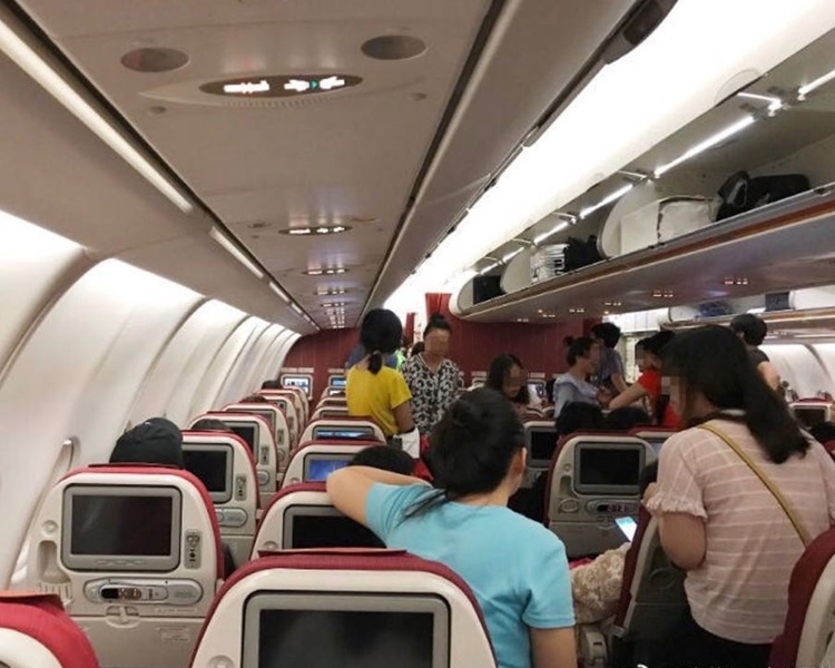 客機延誤11小時才起飛。網上圖片