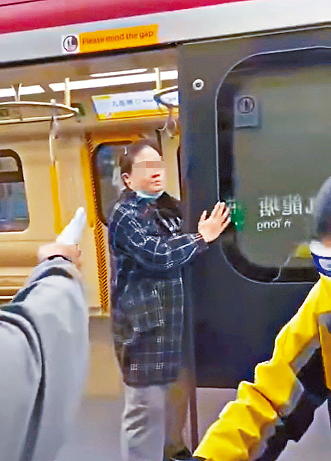 怪婦在九龍塘港鐵站月台及列車間空隙大鬧，其間「吐口水」。