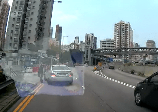 一辆银色私家车准备转弯驶入攸田东路。