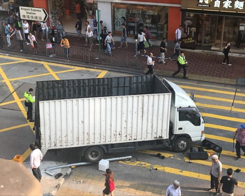 貨車衝上過路處。Facebook圖片D18 - 油尖旺友