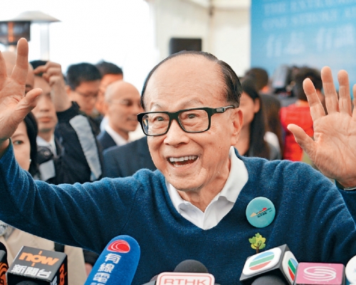 李嘉誠向在場記者揮手說「Happy New Year」。資料圖片