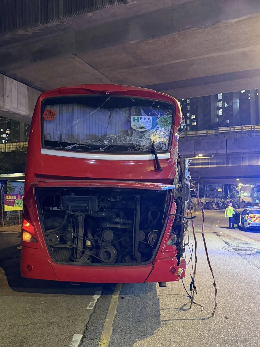 旅遊巴車尾近右側亦告受損。