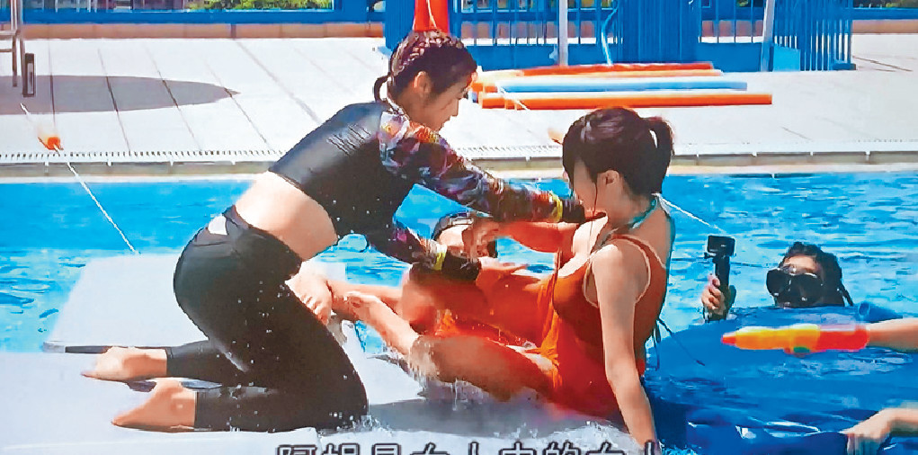 ■娟姐一下子就把Zoe推落水。