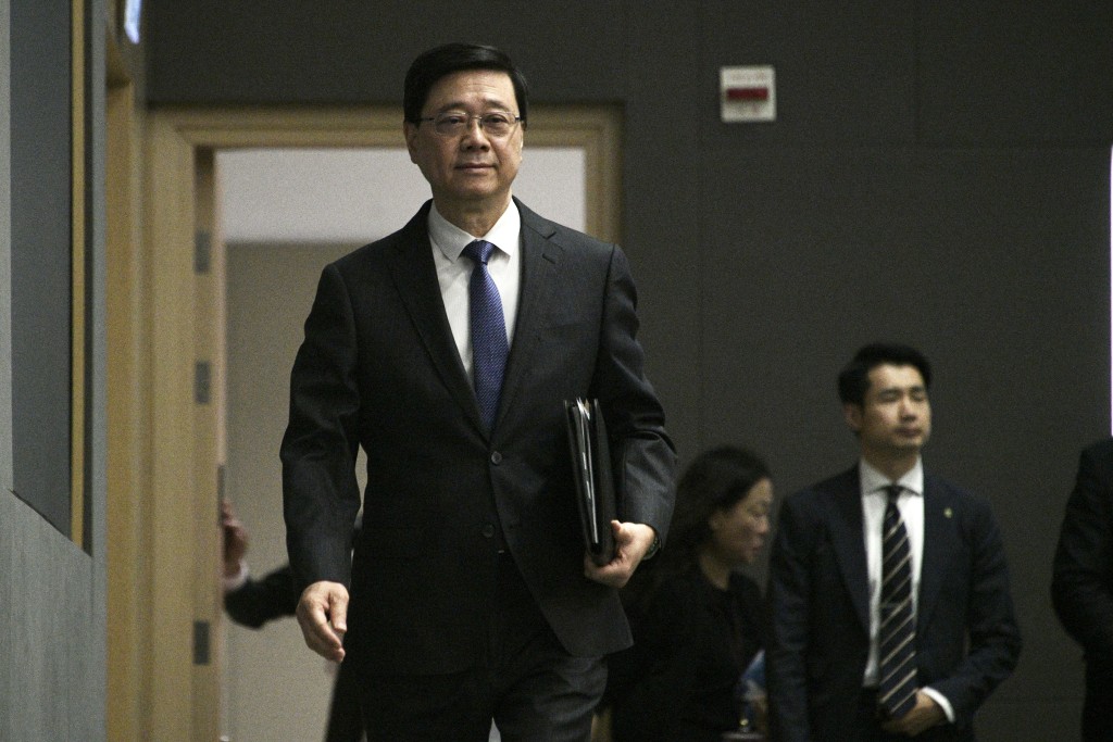 李家超行政會議前見傳媒。(陳浩元攝) 李家超行政會議前見傳媒。(陳浩元攝)