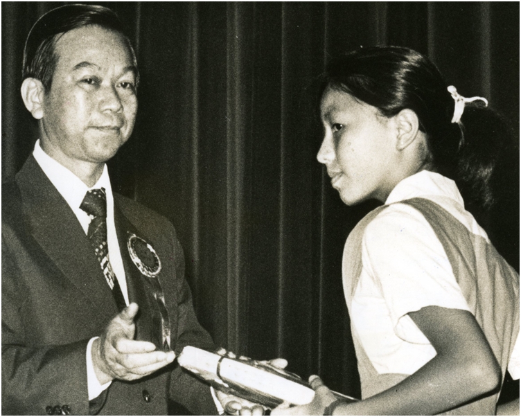 劉皇發(左)1979年出席救世軍各小學聯合畢業禮。