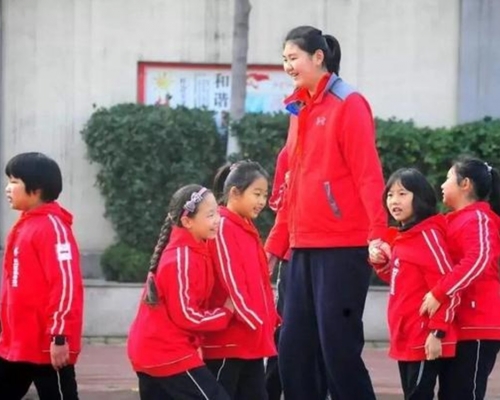 清華大學附屬中學張子宇年僅14歲,惟身高已達2.26米。網上圖片