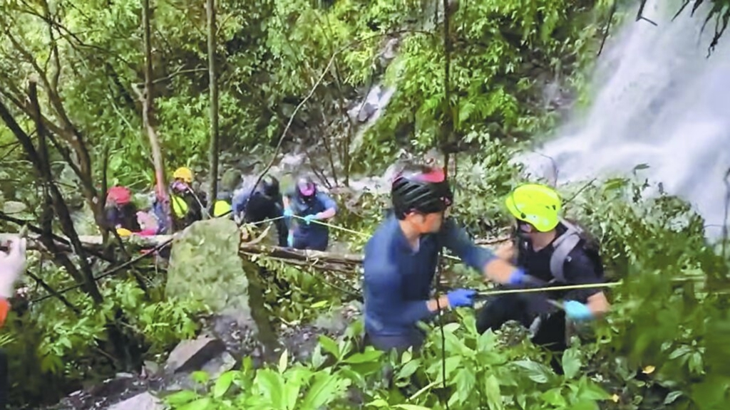 消防员将遇难者遗体运出山。台中消防局