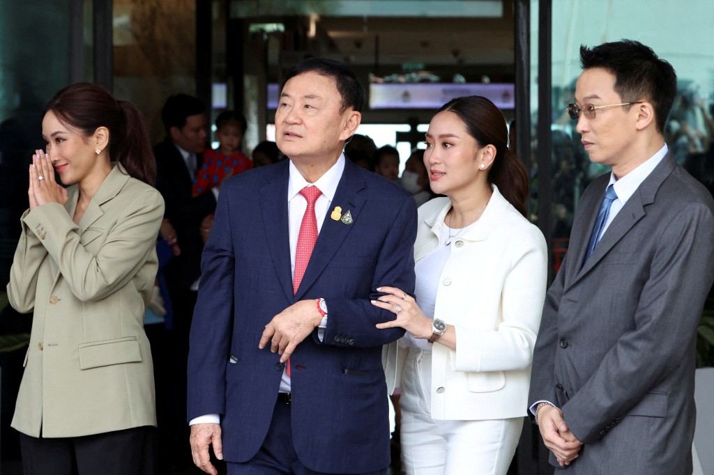 泰國前總理他信（中）回國，兒子貝通泰和女兒貝東丹在泰國曼谷廊曼機場迎接。路透社