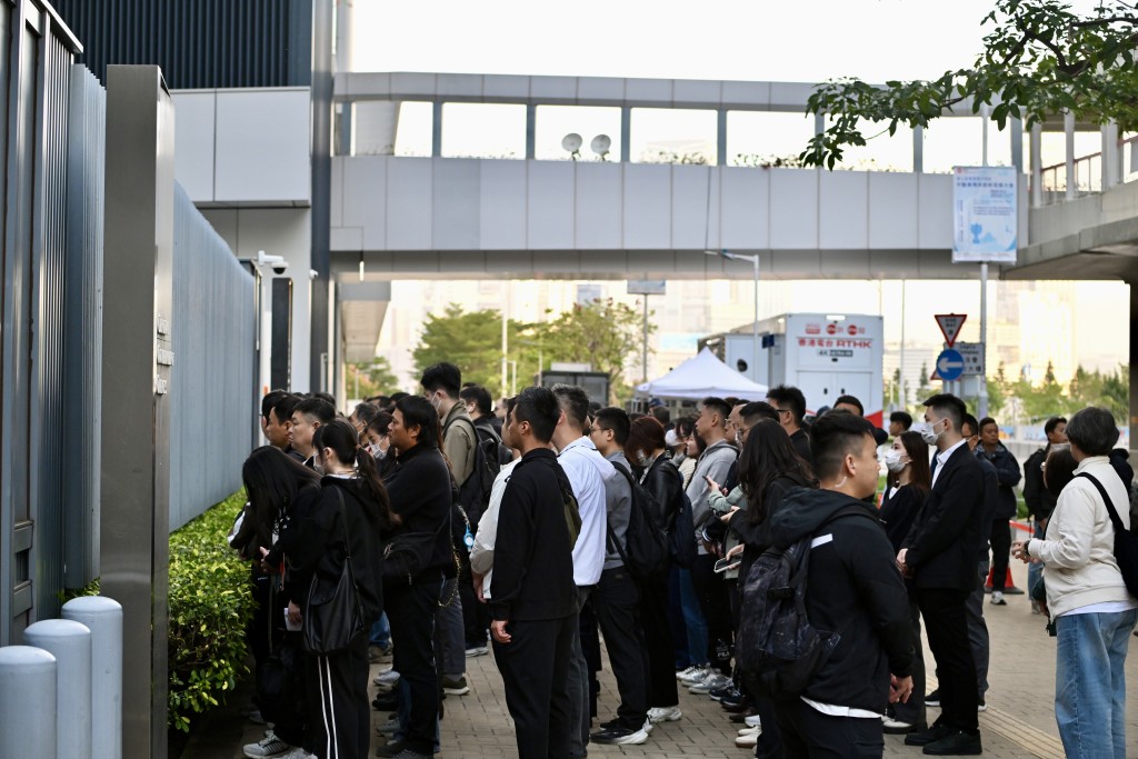 有市民聚集於政府總部出面等待升旗及默哀儀式。