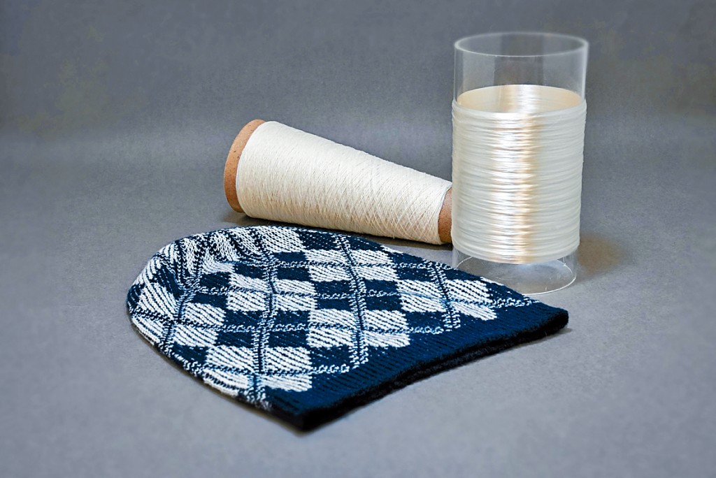 以超輕超保暖的氣凝膠纖維編織的衣物比全羊毛針織品輕30%和暖40%。