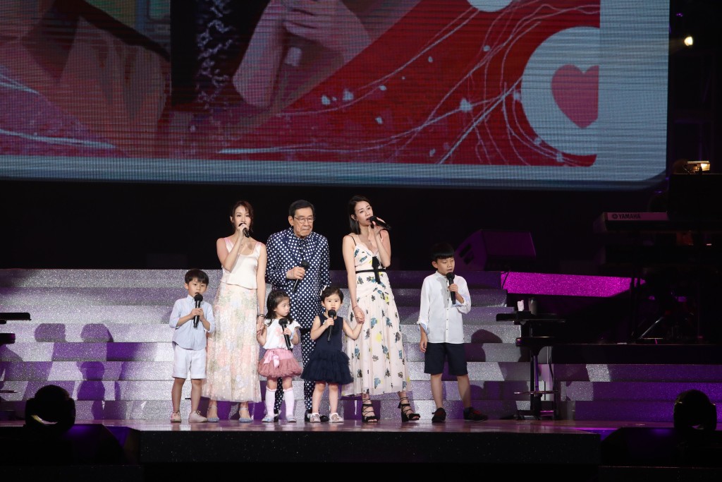 年屆89歲嘅胡楓之前喺《約你開心派對2021》演唱會中，跟兩位孫女及四個曾孫齊合唱。