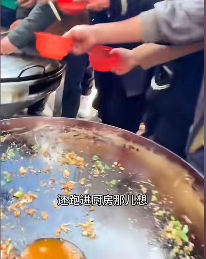 各地跟风办杀猪宴，但参加人数太多，导致抢食争位打交等混乱。抖音